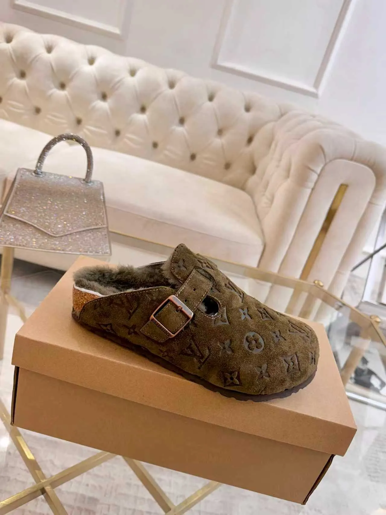 p600 ✨ LV wool slippers for couples｜Even the toes exude a sense of luxury ✨ We have achieved the ultimate restoration of the "high version" of this pair of LV classic Birkenstock slippers, with the mark of luxury in every detail. 👫 ▫️ Original jacquard with delicate cowhide leather, retro texture is at your fingertips; ▫️ 100% pure wool lining, wearing barefoot is like stepping on clouds, skin-friendly, breathable and not sweaty; ▫️ Three-dimensional toe cap + non-slip rubber sole, safe and secure when walking in the wind.  The belt buckle and presbyopia elements are embellished, revealing the aura of a big-name brand in a low-key manner. Whether it is on a date or out on the street, every step is like walking in the middle of a show.  Pair it with jeans for a lazy and casual look; with a coat and skirt, it will look elegant. With one pair of shoes, you can easily switch between multiple styles, and you never have to be deliberate about the sense of luxury.  #LVcouples #high-endwear #lightluxurylife #quality recommendation Fabric: classic presbyopia/imported sheepskin/classic jacquard fabric Lining: imported wool lining Sole: original rubber sole Size: Female 35-41 Male 38-46